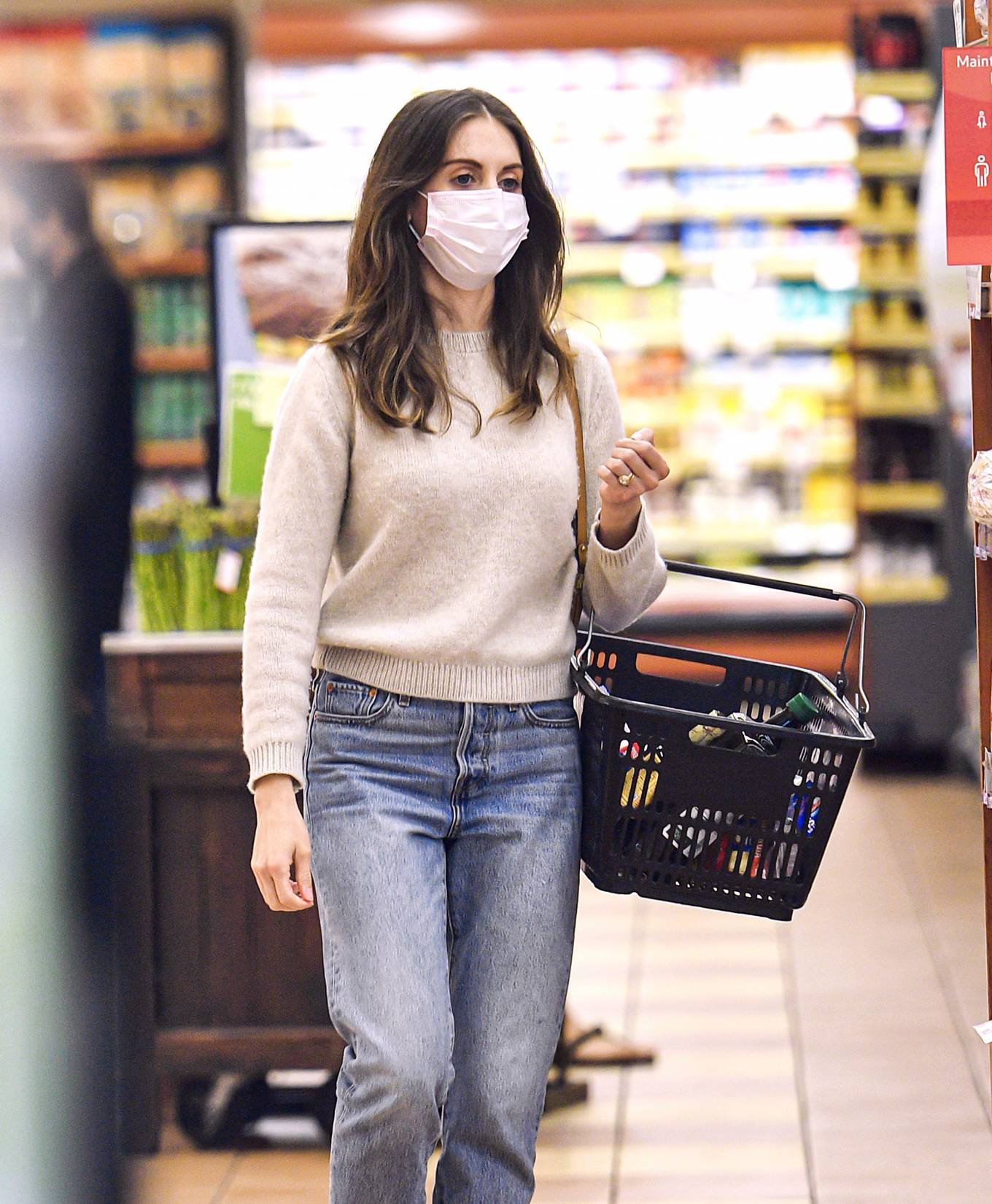 Alison Brie 2021 : Alison Brie – Shopping candids at Gelsons Supermarket in Los Angeles-12