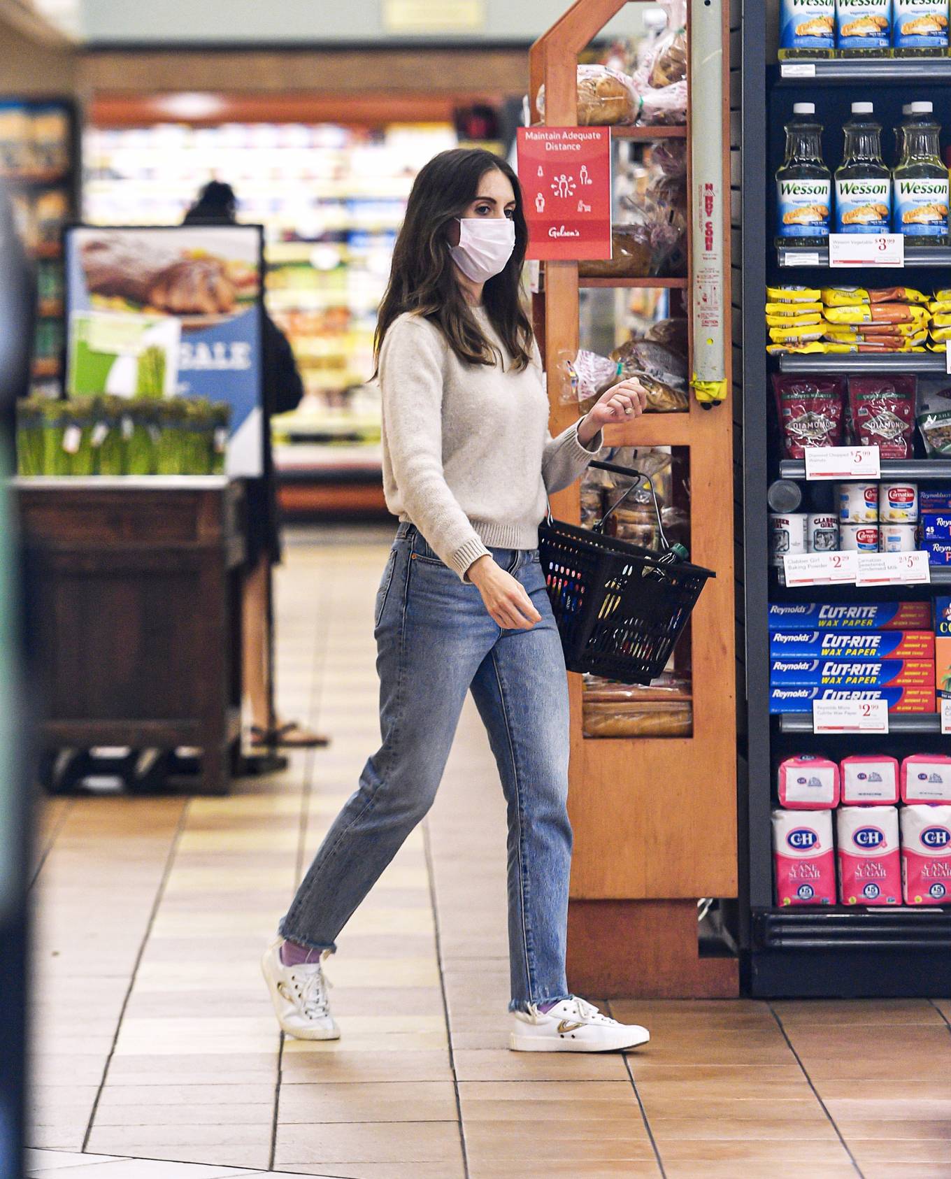 Alison Brie 2021 : Alison Brie – Shopping candids at Gelsons Supermarket in Los Angeles-13