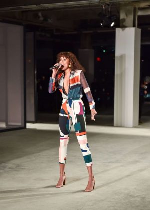 AlunaGeorge - Performs at Cushnie Et Ochs Fashion Show in New York
