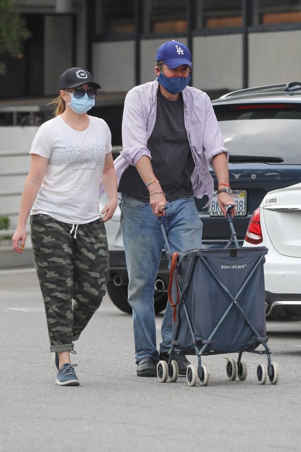 Alyson Hannigan - Grocery shopping in Los Angeles