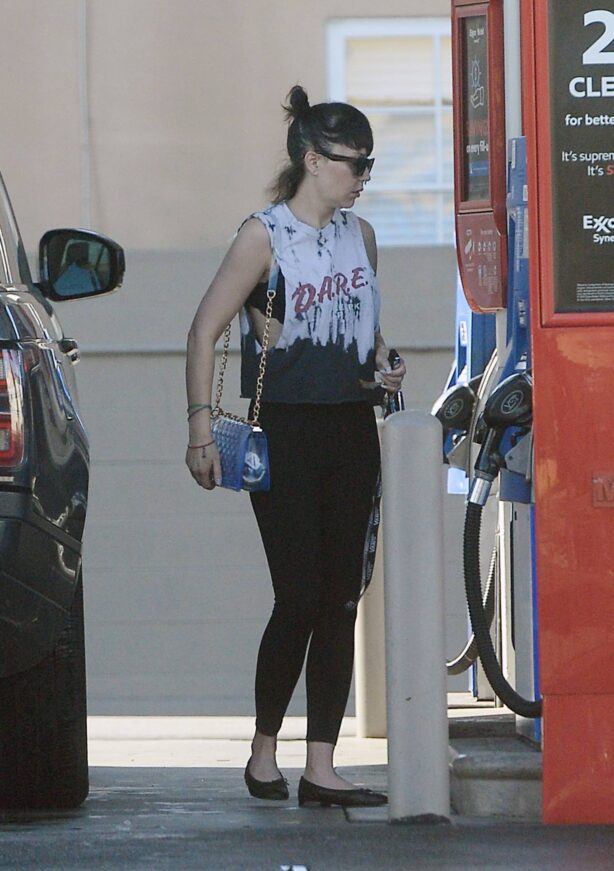 Amanda Bynes - Gassing up her car in Los Angeles