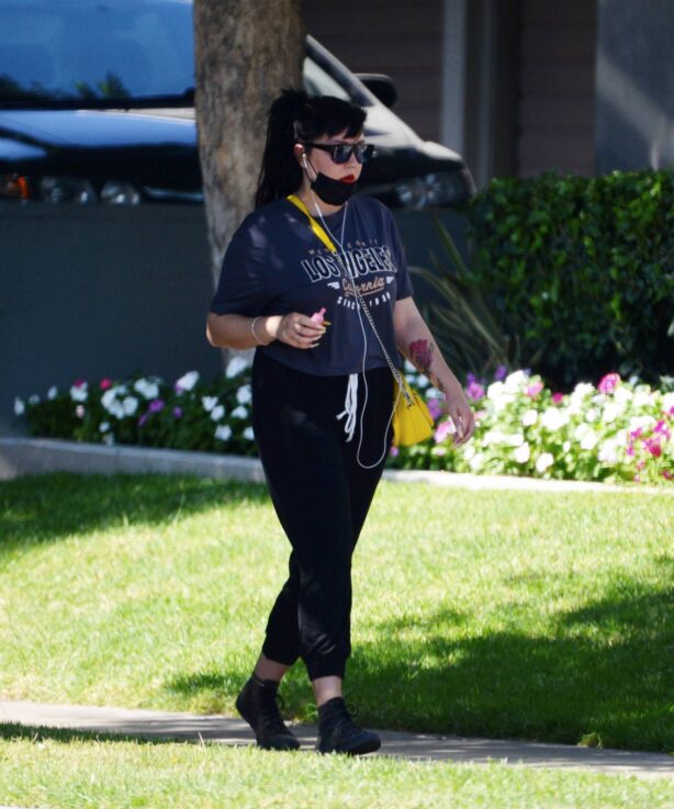Amanda Bynes - Is spotted out for a stroll with Paul Michael in Los Angeles