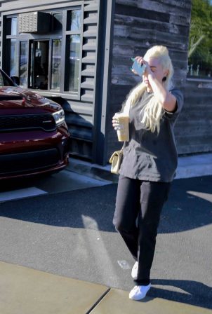 Amanda Bynes - Seen at Starbucks coffee in West Hollywood