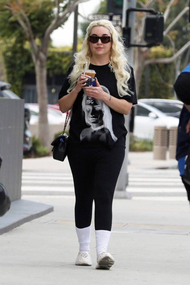 Amanda Bynes - Steps out for coffee in Los Angeles