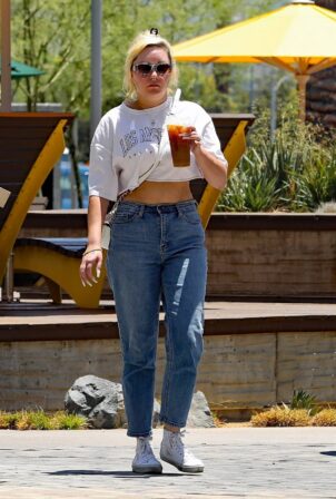 Amanda Bynes - Wearing her engagement ring at Starbucks in Los Angeles