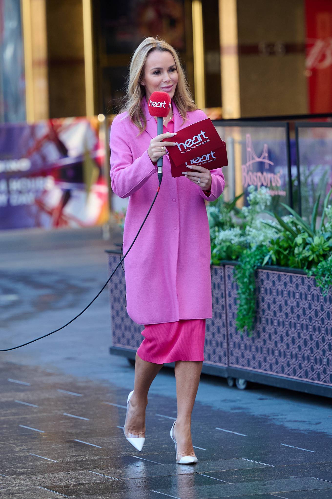 Amanda Holden 2022 : Amanda Holden – Interviewing members of the public at Global Radio in London-01