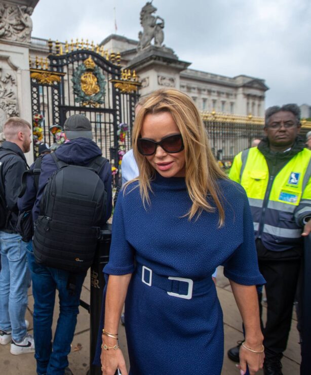 Amanda Holden - Leaving the site for floral tributes to Queen Elizabeth II