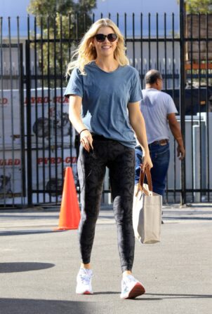 Amanda Kloots - Arriving at the dance studio in Los Angeles