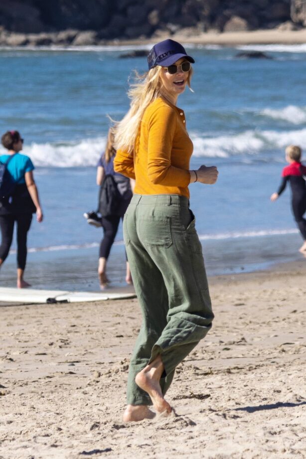 Amanda Kloots - Heading to the beach in Malibu