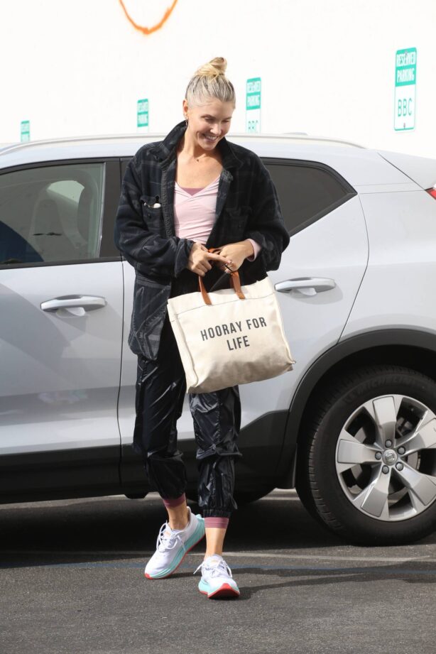 Amanda Kloots - Heads into dance practice Saturday afternoon in Los Angeles