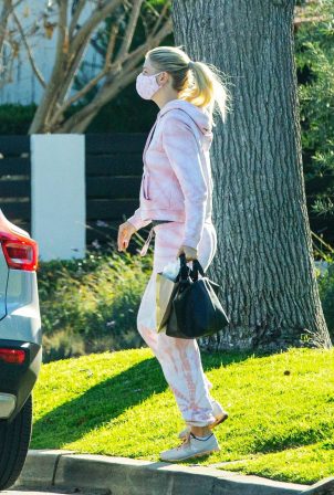 Amanda Kloots - Spotted while arriving at a child's birthday party in LA