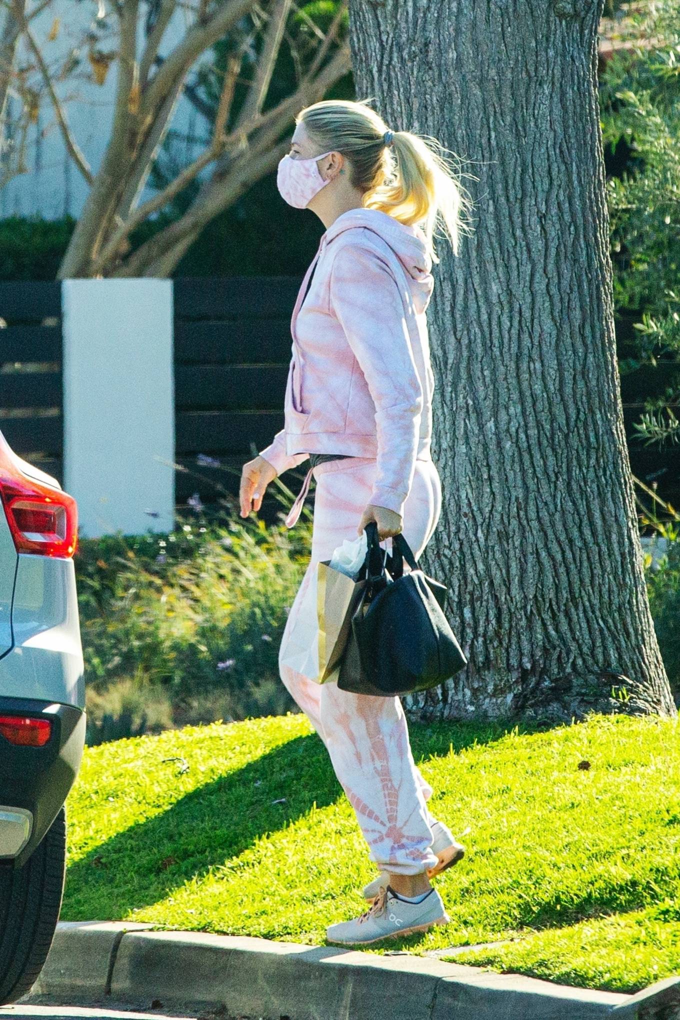 Amanda Kloots - Spotted while arriving at a child’s birthday party in LA.