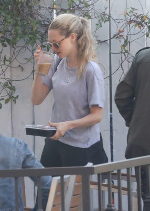 Amanda Seyfried - Grabs lunch in West Hollywood