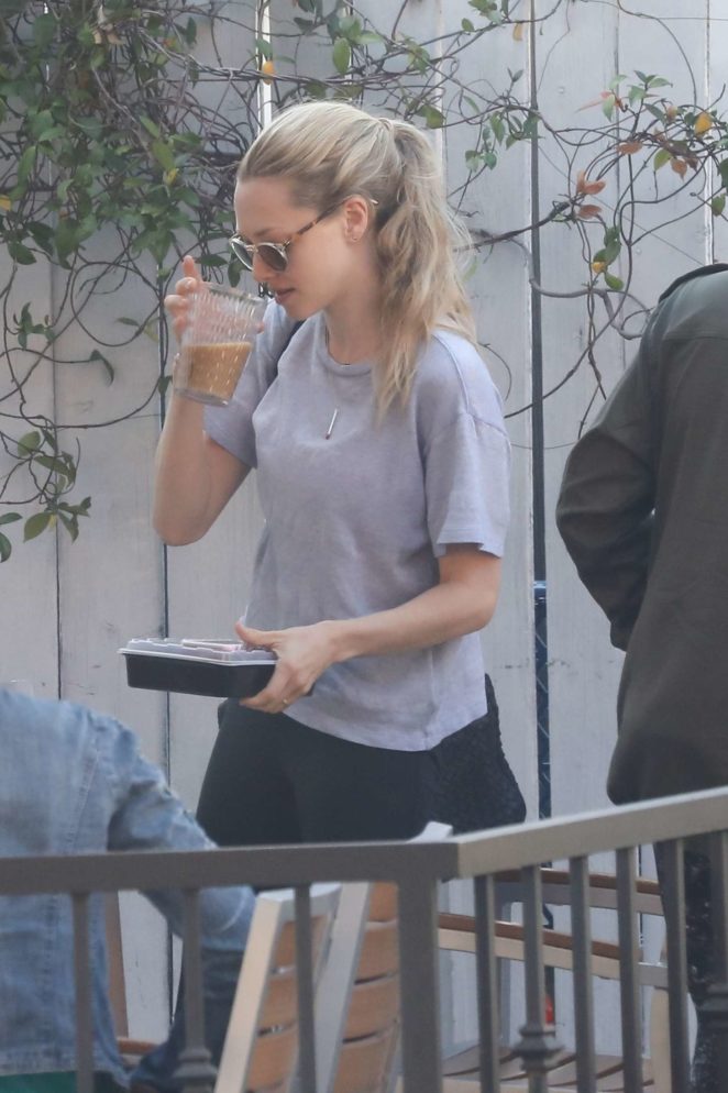 Amanda Seyfried - Grabs lunch in West Hollywood