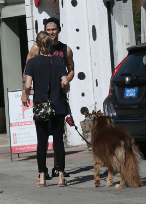 Amanda Seyfried in Spandex at The Dog House for daycare in Los Angeles