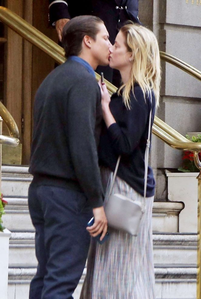Amber Heard and Vito Schnabel - Sharing a kiss in London