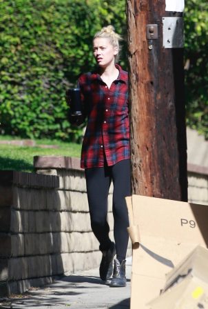 Amber Heard - Get a box from a moving truck in L.A.