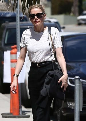Amber Heard - Meeting a San Vinente Bungalows in West Hollywood