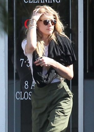 Amber Heard - Picking up her dry cleaning in Los Angeles