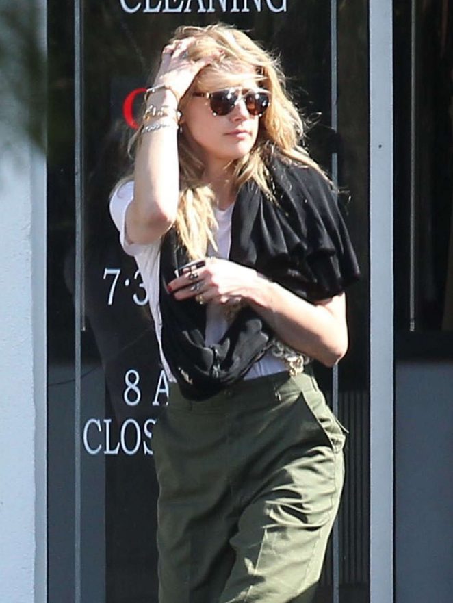 Amber Heard - Picking up her dry cleaning in Los Angeles