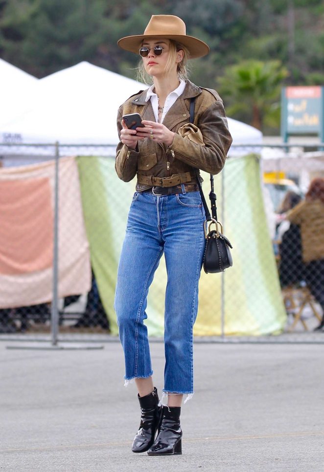 Amber Heard - Spotted at the Silverlake Farmers Market in Los Angeles