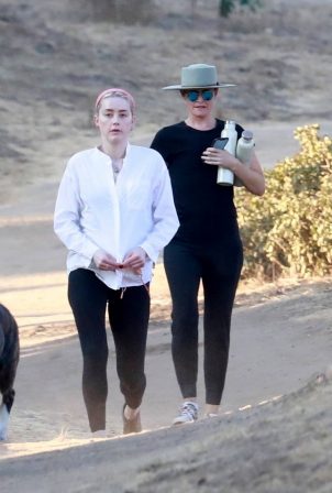 Amber Heard - With a friends on a hike in Los Angeles
