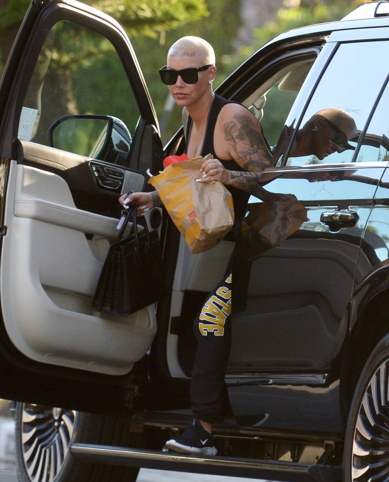Amber Rose - Stopped at McDonald's in Los Angeles