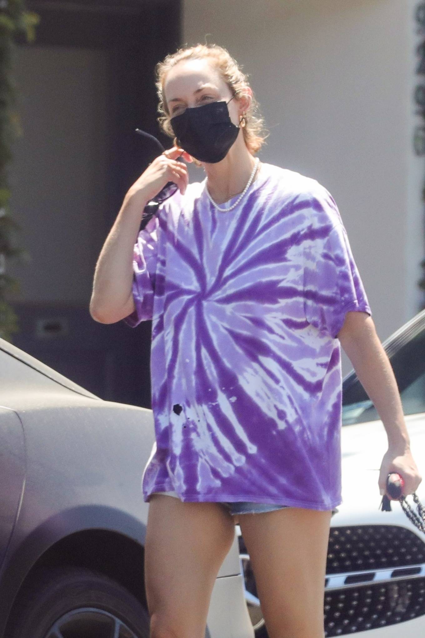 Amber Valletta - In an oversized tie-dye tee while out in Los Angeles