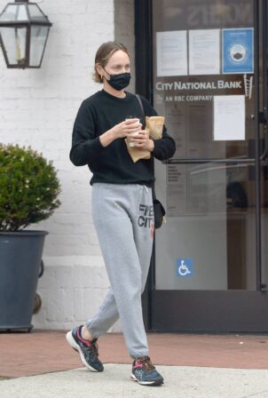 Amber Valletta - Picks Up Coffee in Los Angeles