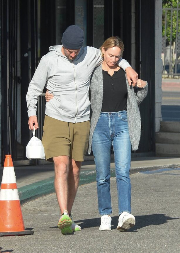 Amber Valletta - With her boyfriend Teddy Charles exit lunch in Los Angeles