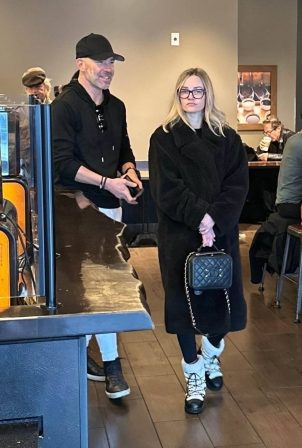 Ambyr Childers - With her new boyfriend getting a coffee at Starbucks