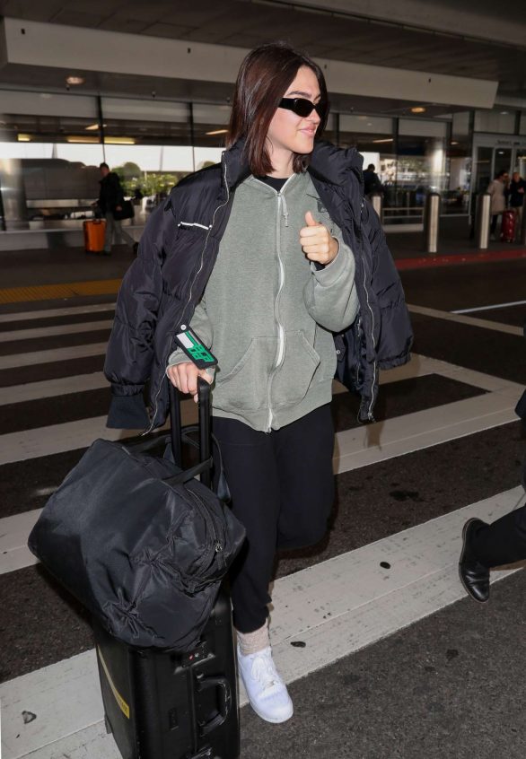 Amelia Gray Hamlin - Spotted at LAX in Los Angeles