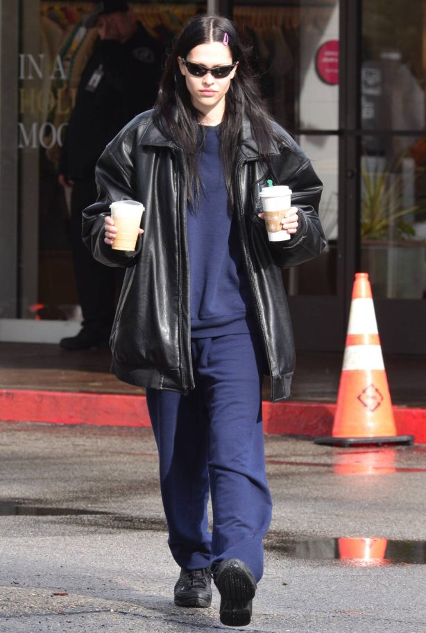 Amelia Gray - Stops at starbucks in Beverly Hills