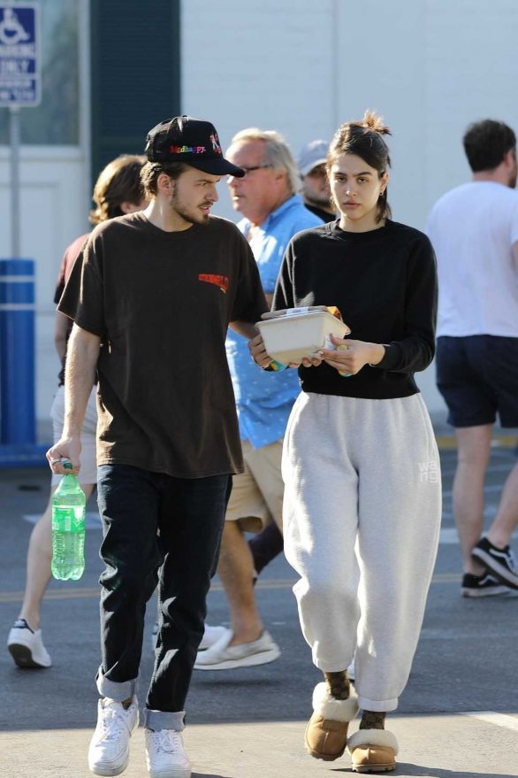 Amelia Hamlin and Mercer Wiederhorn - Pick up food to go in West Hollywood