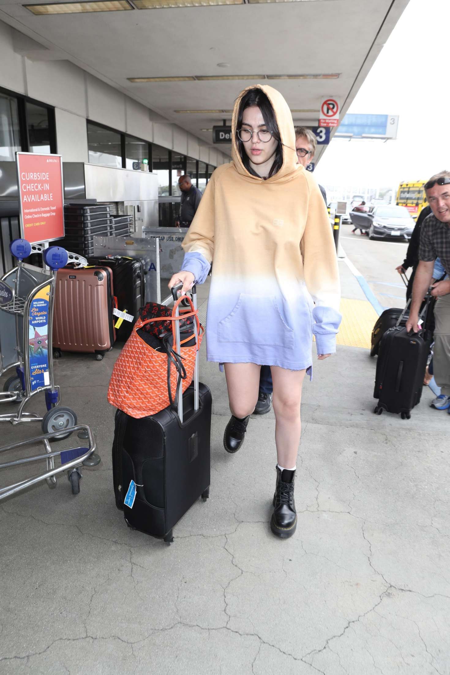 Amelia Hamlin 2018 : Amelia Hamlin at LAX Airport -01
