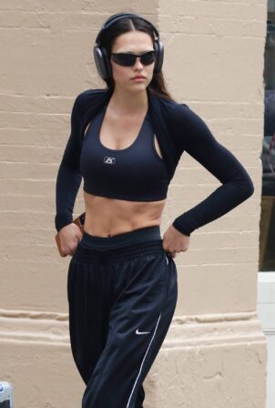 Amelia Hamlin - Shows her abs after a gym workout in Manhattan’s SoHo area