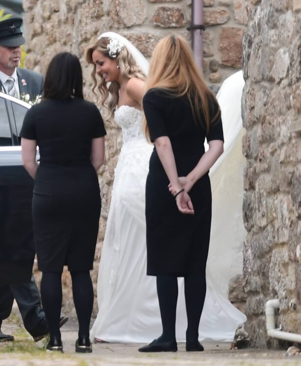 Amy Dowden - Sets off for her wedding in South Wales