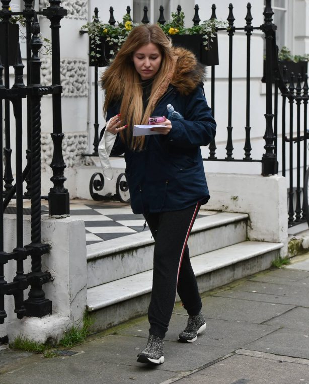 Amy Hart - Spotted leaving a family planning clinic in London
