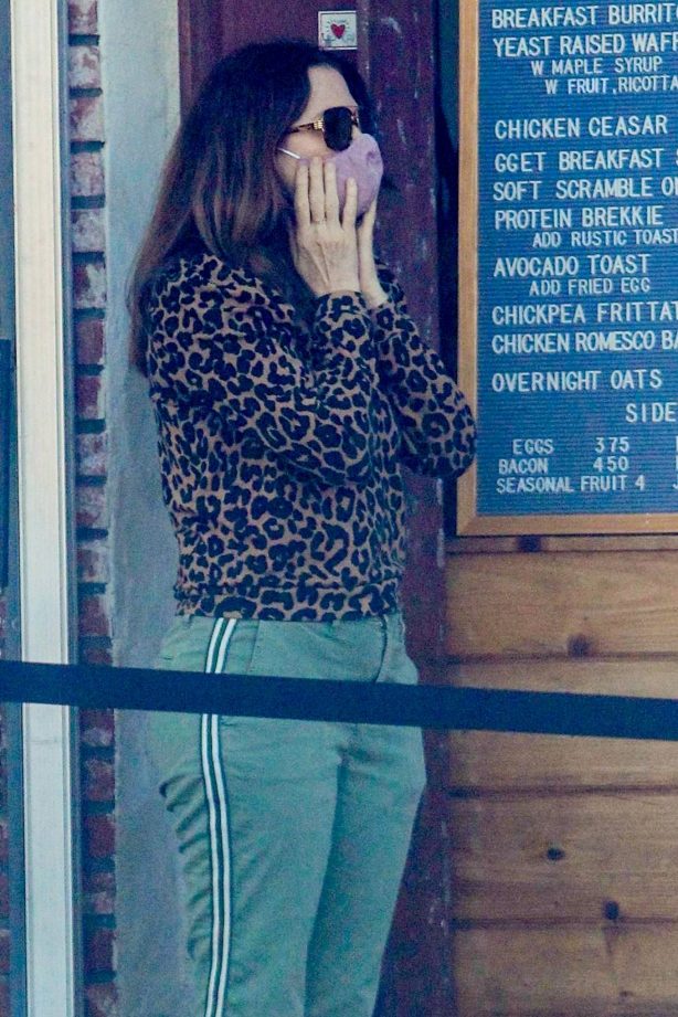 Amy Landecker - Waits in line for coffee at Alfred's on Melrose Place in West Hollywood