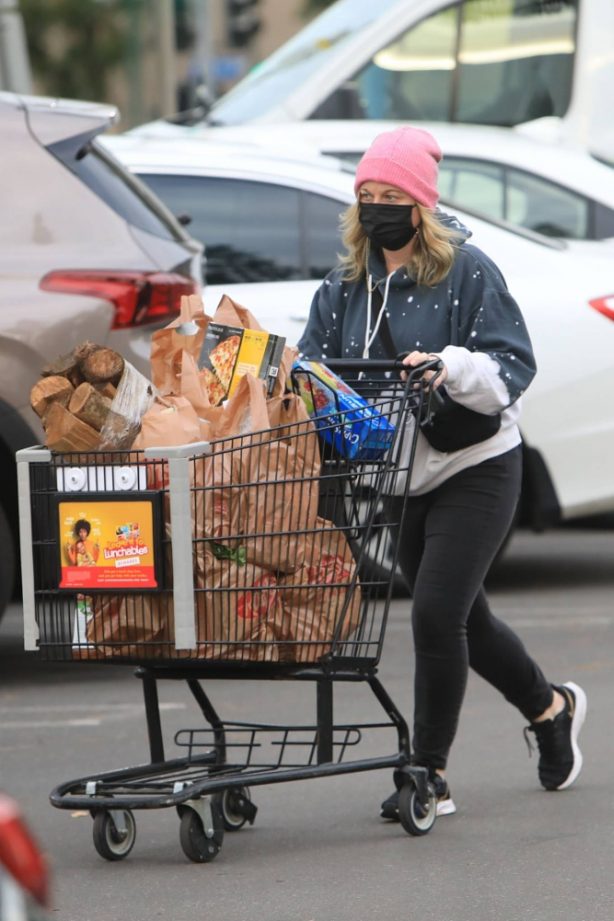 Amy Poehler - Grocery shopping at Ralphs in Beverly Hills