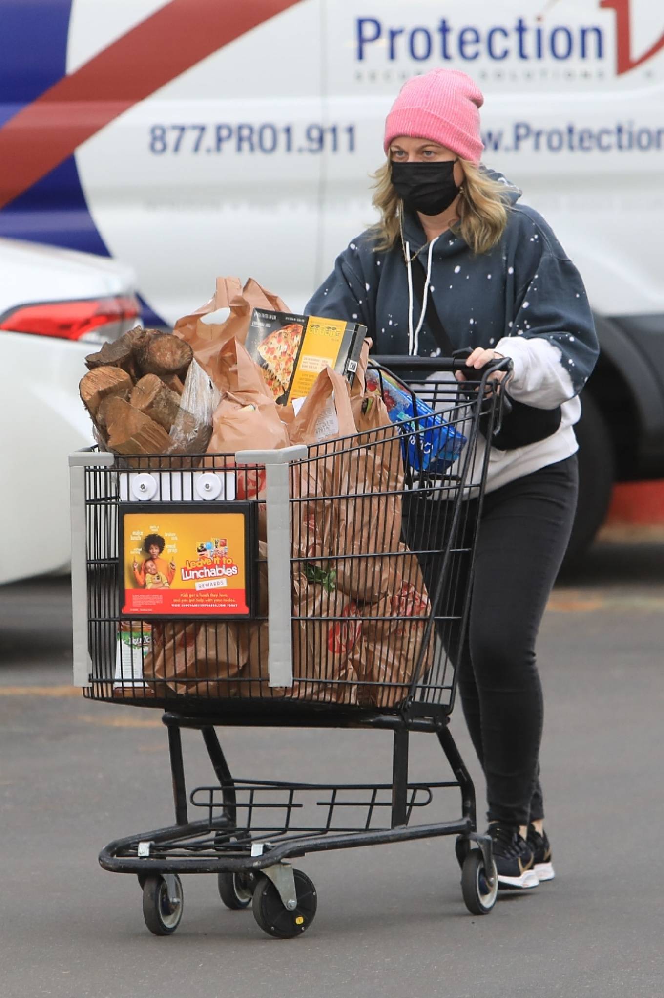 Amy Poehler – Grocery shopping at Ralphs in Beverly Hills