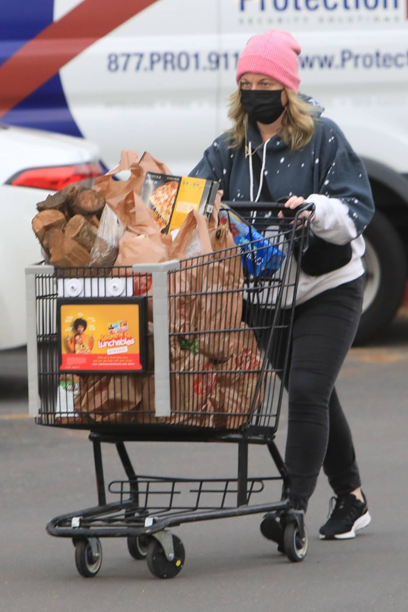 Amy Poehler – Grocery shopping at Ralphs in Beverly Hills