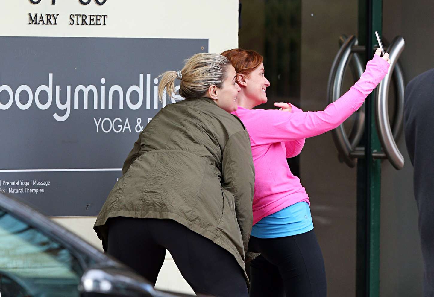 Amy Poehler - Leaving a yoga class in Sydney. 