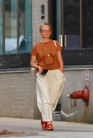 Amy Poehler - Rock's brown and white combination while in New York