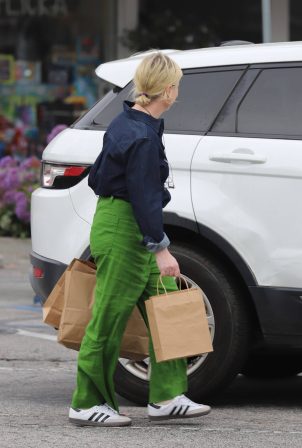 Amy Poehler - Shopping at The Glen Centre in Los Angeles