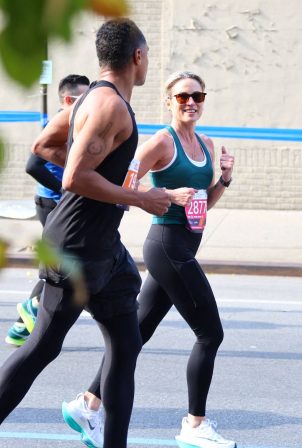 Amy Robach - Seen whilr Running the New York Marathon 2023