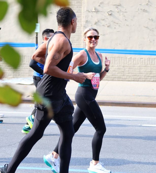 Amy Robach - Seen whilr Running the New York Marathon 2023