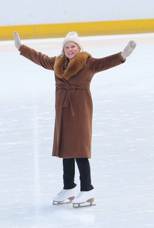 Amy Schumer - Ice skating while on set for 'Kinda Pregnant' in Central Park