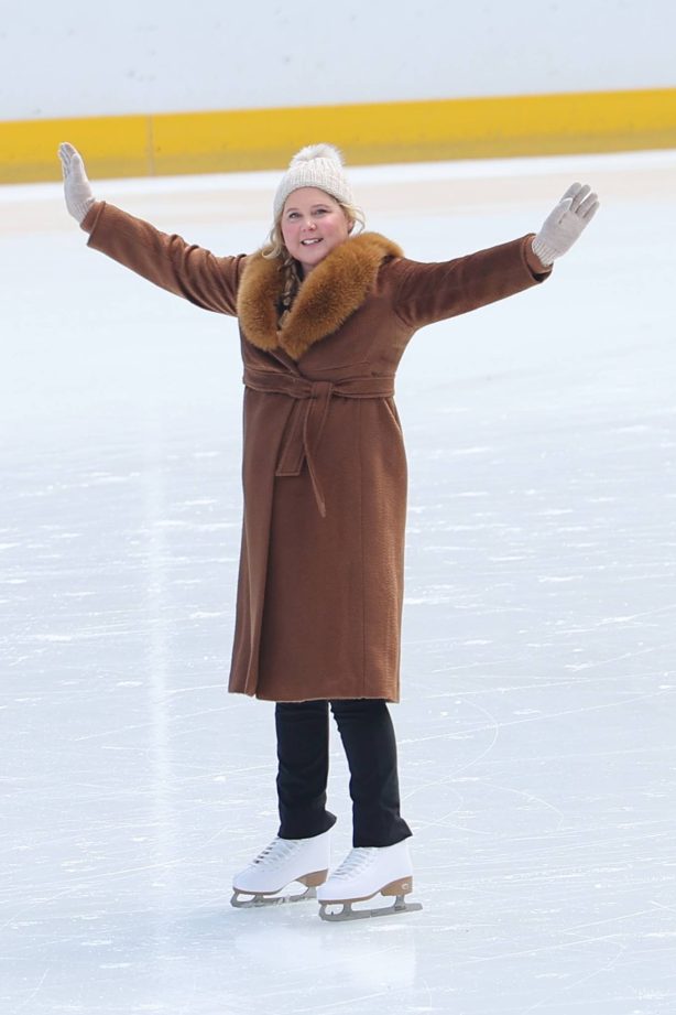 Amy Schumer - Ice skating while on set for 'Kinda Pregnant' in Central Park