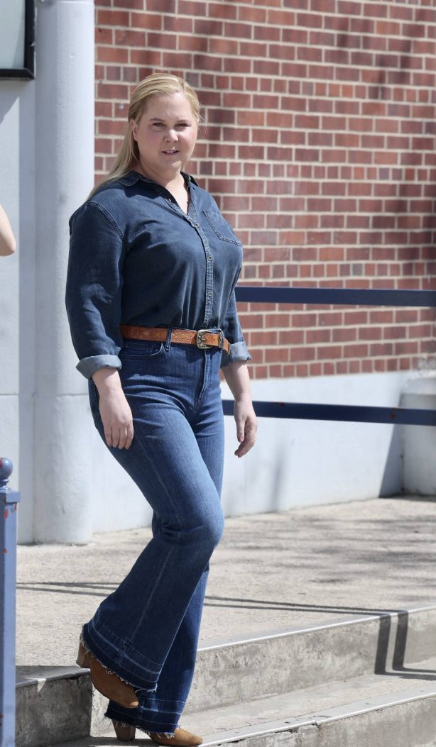 Amy Schumer - On the set of 'Alpaca' in New York